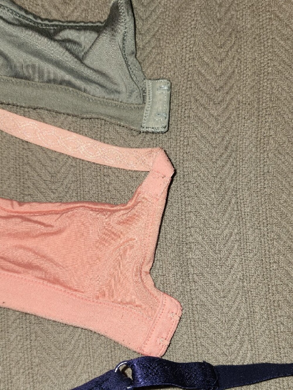 Warner's 4-Pack Smooth Molded Bras in Pink, Navy, and Gray - Picture 8 of 11